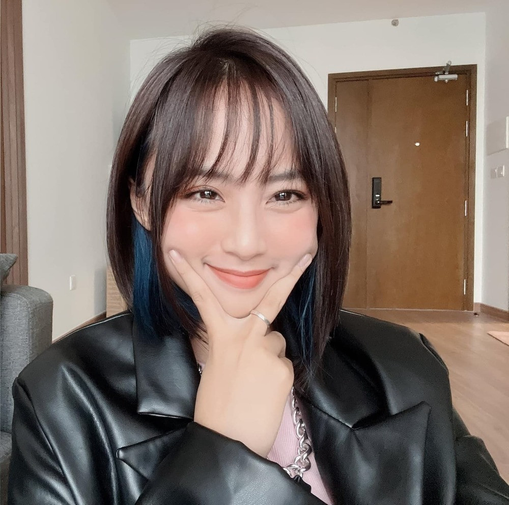 Minh Nghi là chuyên viên Esports Việt Nam, trước đây cô từng đảm nhận vai trò MC cho các giải đấu lớn của game Liên minh huyền thoại (LMHT), vượt qua bao thăng trầm trong nghề cuối cùng cô nàng cũng gặt hái được nhiều thành công.