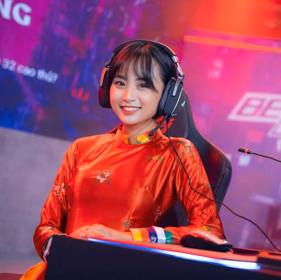 Năm 2014, khi đã vào Đại học, trong một lần công ty kênh truyền hình thể thao điện tử tuyển dụng người dẫn chương trình cho game, Minh Nghi nắm bắt thời cơ với lợi thế về kinh nghiệm và giọng nói truyền cảm, ngoại hình dễ thương, cô nàng đã chính thức trở thành MC game.