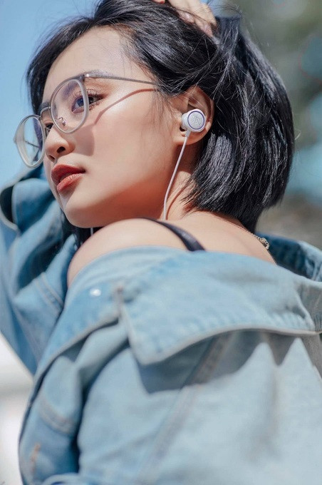 Minh Nghi tên đầy đủ là Trần Nguyễn Minh Nghi (SN 1996). Vốn sở hữu chất giọng nhẹ nhàng, truyền cảm, cùng với gương mặt thanh tú, sự kết hợp hài hòa giữa nét đáng yêu và cá tính giúp hot girl làng Esports Việt Nam này ghi điểm trong cộng đồng yêu thích game LMHT nói riêng và công chúng nói chung.