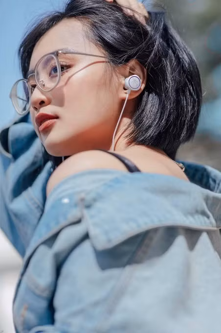 Minh Nghi tên đầy đủ là Trần Nguyễn Minh Nghi (SN 1996). Vốn sở hữu chất giọng nhẹ nhàng, truyền cảm, cùng với gương mặt thanh tú, sự kết hợp hài hòa giữa nét đáng yêu và cá tính giúp hot girl làng Esports Việt Nam này ghi điểm trong cộng đồng yêu thích game LMHT nói riêng và công chúng nói chung.