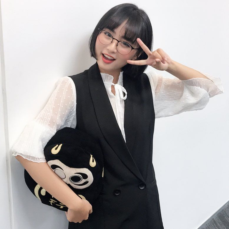 Trang tin LMHT của Trung Quốc là Famulei đã dành nhiều lời khen ngợi về đến hot girl Sài thành, ngoài ra còn có trang eSports Invenglobal thực hiện phỏng vấn ngắn với nữ MC tài năng.