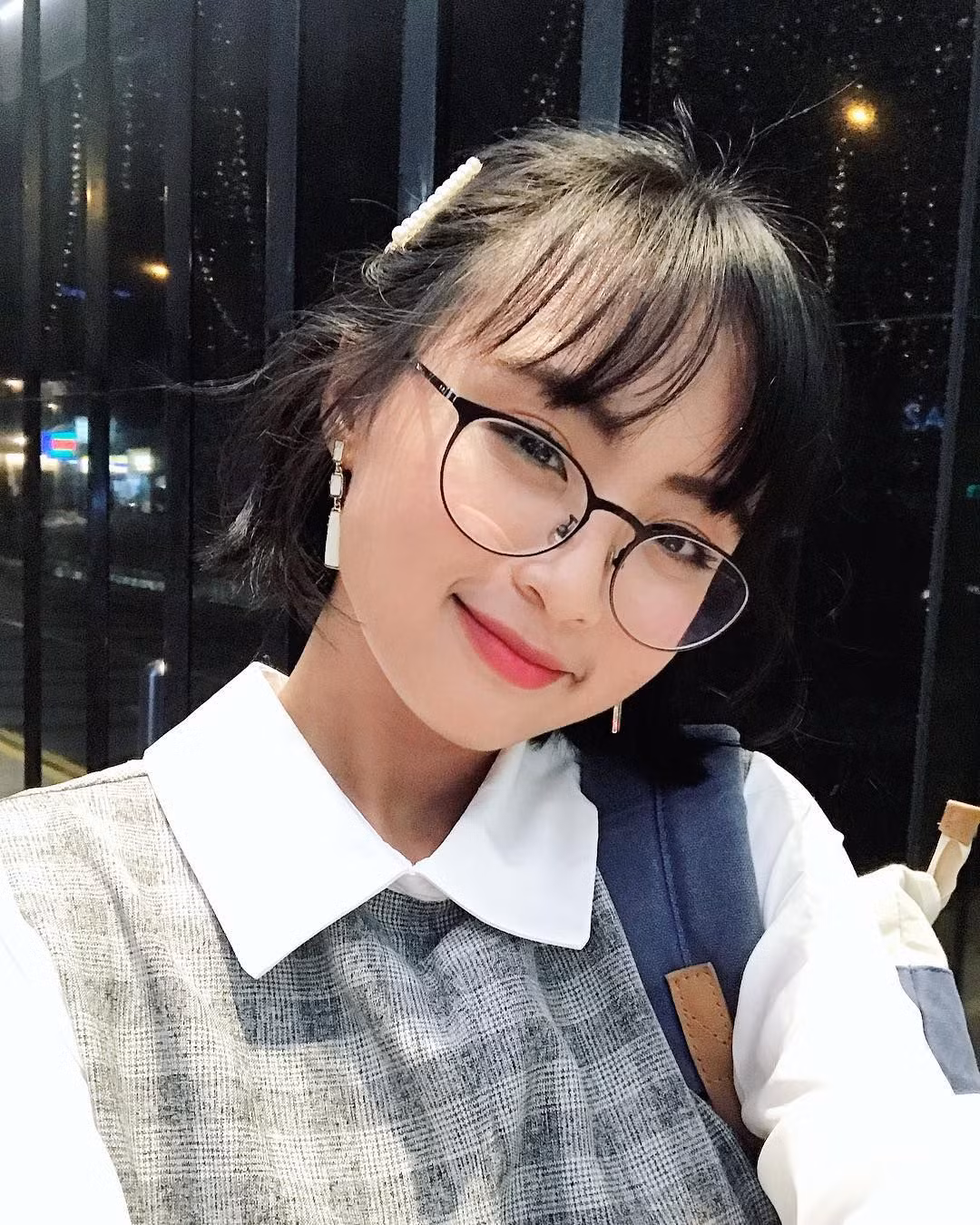 Thời gian đầu, Minh Nghi chỉ dẫn chương trình về các bản tin Esport Games, khi ấy, không có nhiều lượng người xem "maxping" đông đảo như hiện tại, nữ MC còn bị áp lực từ việc nhiều đối tượng anti ngoại hình, chê bai kiến thức chuyên môn chưa đủ sâu rộng của cô bạn.