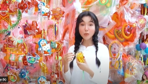 Trước đó, Elly Trần cũng nhiều lần xuất hiện với gương mặt bị bình phẩm là ngày càng khác lạ.