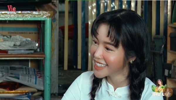 Nhiều người đã giật mình khi thấy biểu cảm cứng đơ và cằm V-line quá đà của bà mẹ hai con này.