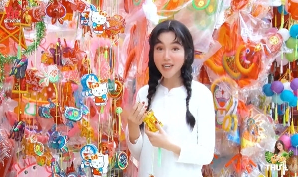 Trước đó, Elly Trần cũng không ít lần lên tiếng phủ nhận chuyện phẫu thuật thẩm mỹ, cô cho rằng ngoại hình thay đổi là do cách trang điểm.