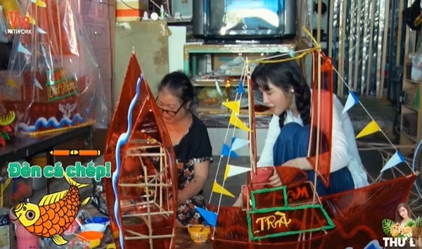 Cụ thể, hot girl Elly Trần cho biết: "Người nổi tiếng trang điểm đậm hoặc lạ, khác bình thường là do theo bố cục hay chụp sự kiện. Hoặc đơn giản là chán an toàn, muốn thay đổi bản thân, thích sáng tạo điên cho vui. Làm nghệ sĩ mà bắt 10 mặt phải như 1 thì sao được".