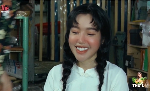 Chiếc cằm V-line quá dài làm gương mặt của Elly nhìn càng cứng hơn