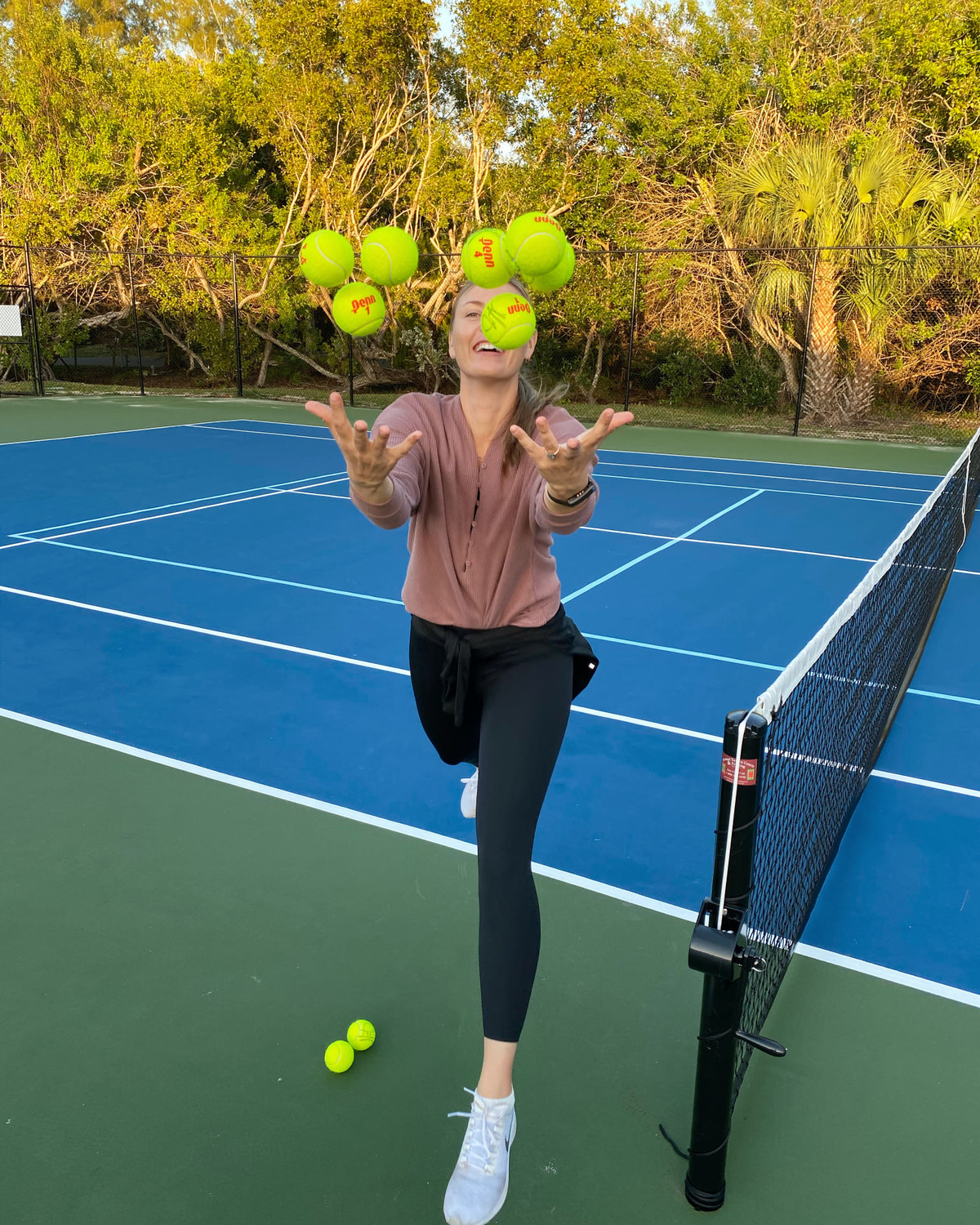 Sharapova giải nghệ năm 2020 với HCV Olympic cùng 5 Grand Slam. Gác vợt, cô nàng dành nhiều thời gian cho gia đình.