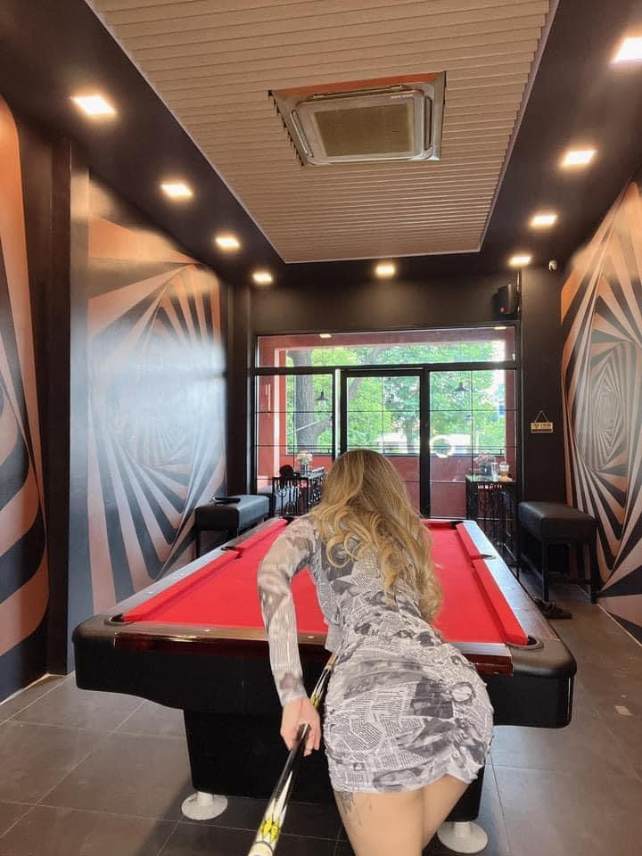 Chiếc váy Julia Hồ mặc có họa tiết hình chữ in trên báo giấy độc đáo. Thiết kế có đủ trọn combo cổ áo xẻ sâu và độ dài của váy tới nửa đùi. Người đẹp lưu lại nhiều khoảnh khắc khi chơi bi-a, gợi cảm quá đỗi.