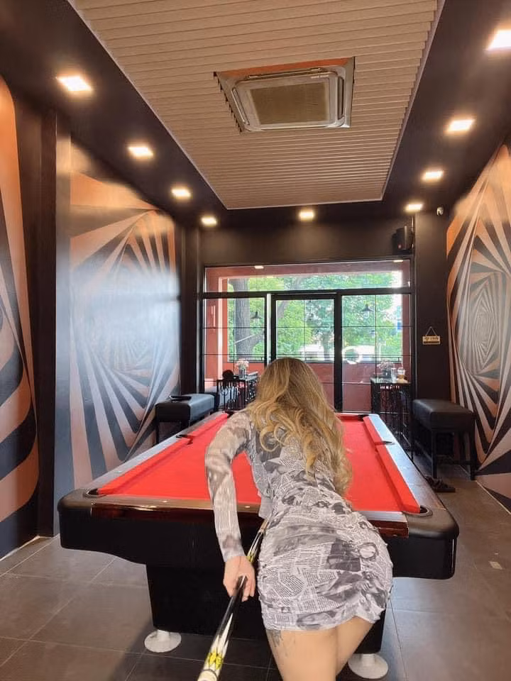 Chiếc váy Julia Hồ mặc có họa tiết hình chữ in trên báo giấy độc đáo. Thiết kế có đủ trọn combo cổ áo xẻ sâu và độ dài của váy tới nửa đùi. Người đẹp lưu lại nhiều khoảnh khắc khi chơi bi-a, gợi cảm quá đỗi.