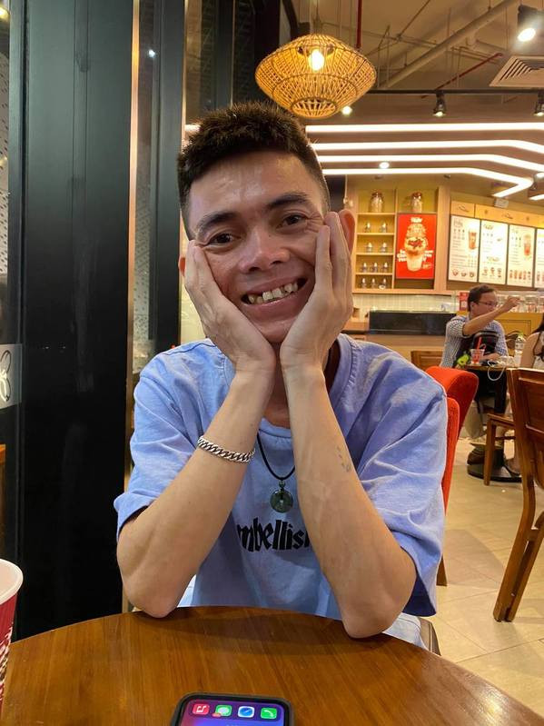 Vài năm trước, Sô Y Tiết trở thành hiện tượng mạng xã hội bởi loạt clip "đếm số" chế trên nền các ca khúc nổi tiếng. Với sự tự nhiên pha chút ngây ngô, anh chàng "chăn bò" này nhanh chóng ghi điểm và thu hút sự chú của truyền thông.