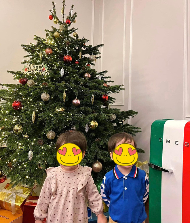 Đỗ Quang Vinh - "cậu cả" nhà bầu Hiển cũng cho 2 con sinh đôi hoà vào không khí Giáng sinh từ sớm.