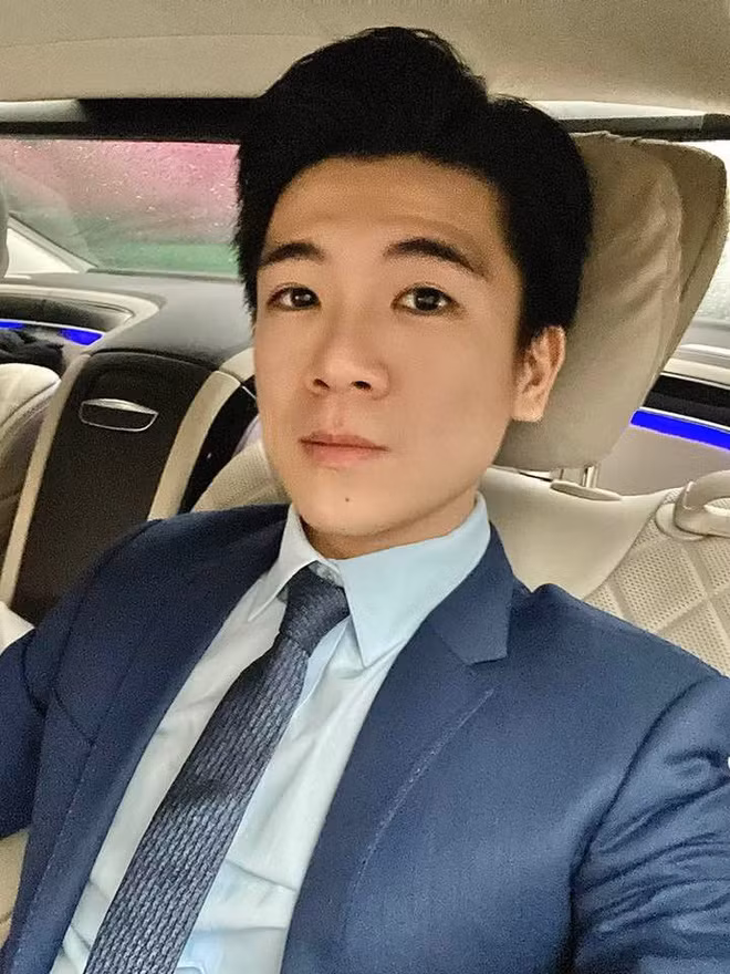 Trông cây thông nhà thiếu gia nhà bầu Hiển có phần khiêm tốn nhưng ai tinh ý đều biết đó là hàng xịn - thông tươi.