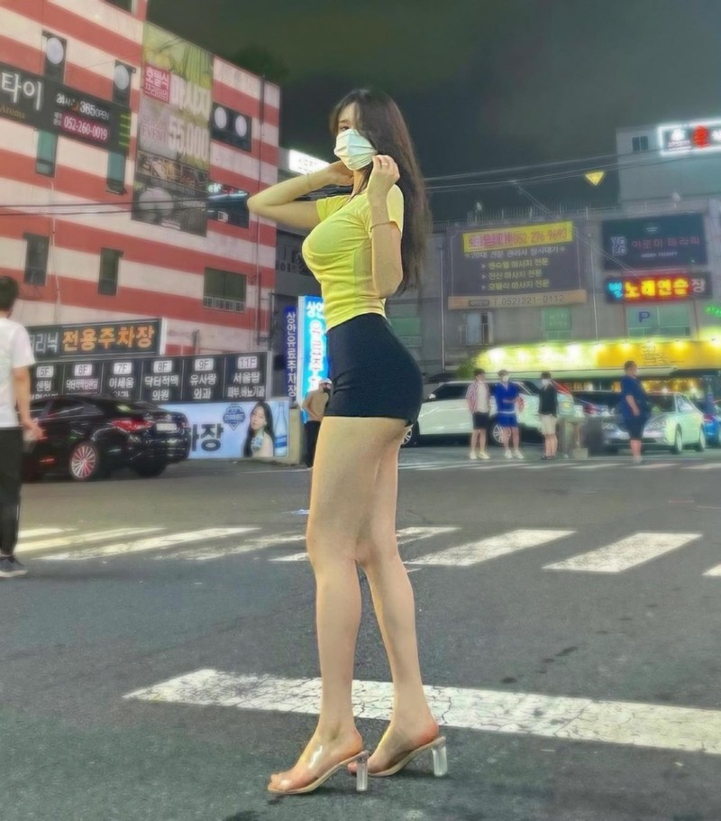 Theo nhận xét của nhiều người, vóc dáng ấn tượng giúp Kim Hyun Young diện kiểu đồ nào cũng quyến rũ.