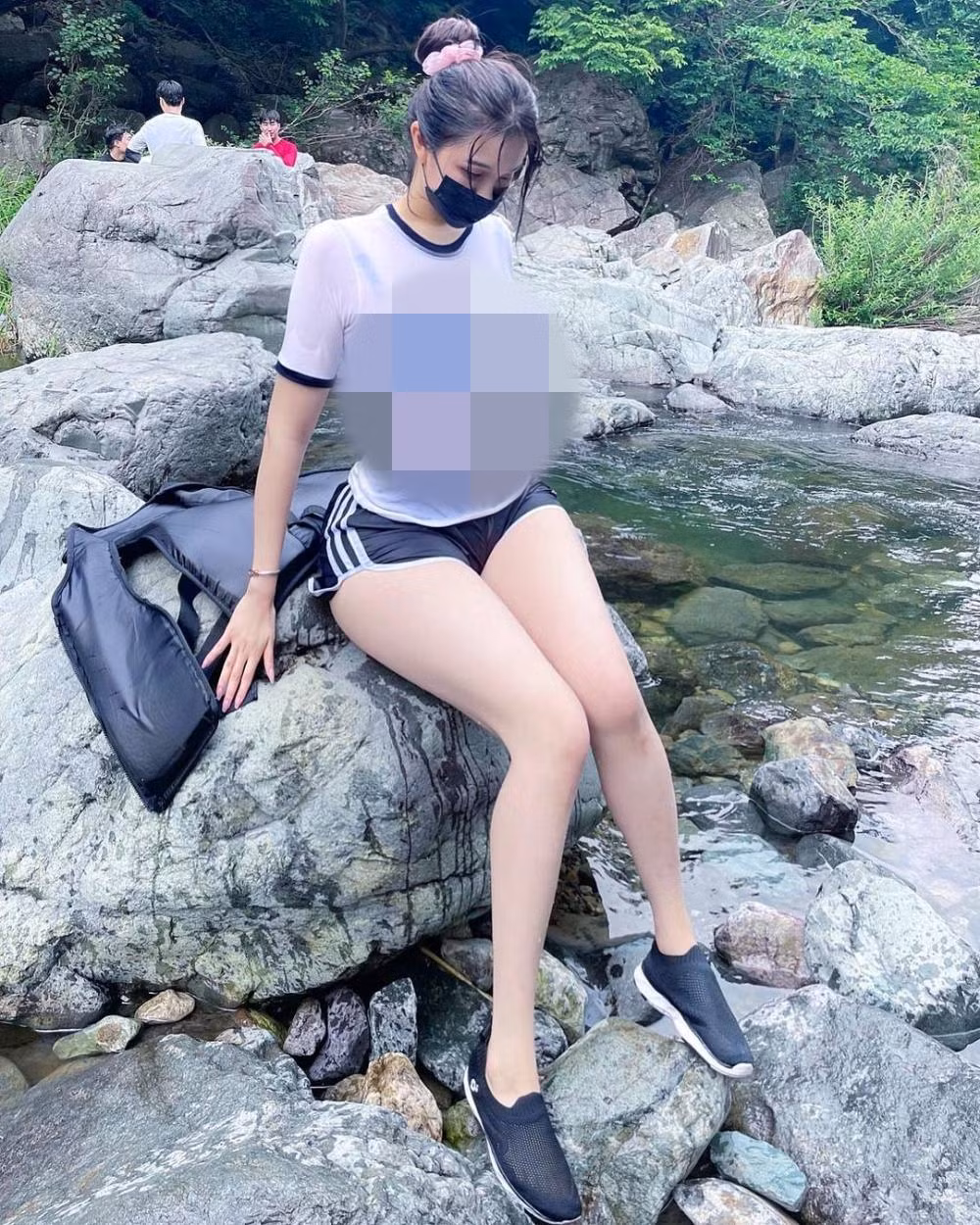 Mới đây, Kim Hyun Young có đăng tải hình ảnh đi lội suối nhận được hơn 12 nghìn lượt tương tác của người dùng mạng xã hội. Địa điểm này thường được nhiều người đến cắm trại, lội suối.