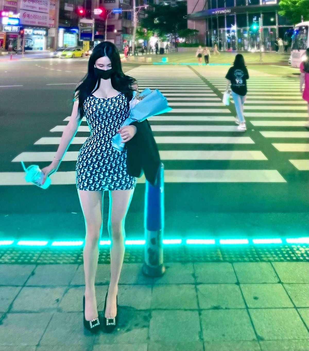 Những shoot chụp khi đi dạo phố đêm của Kim Hyun Young được nhiều người ngợi khen.