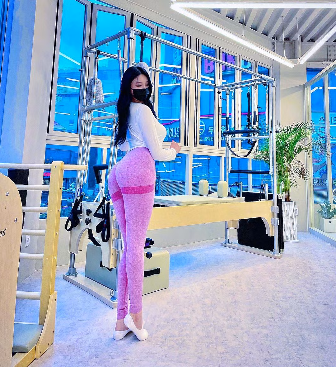 Kim Hyun Young lựa chọn thiết kế nội y không đường viền, to bản có thể tránh được trường hợp hằn qua áo ôm sát. Tuy nhiên, trang phục ướt nước lộ rõ màu nội y tương phản.