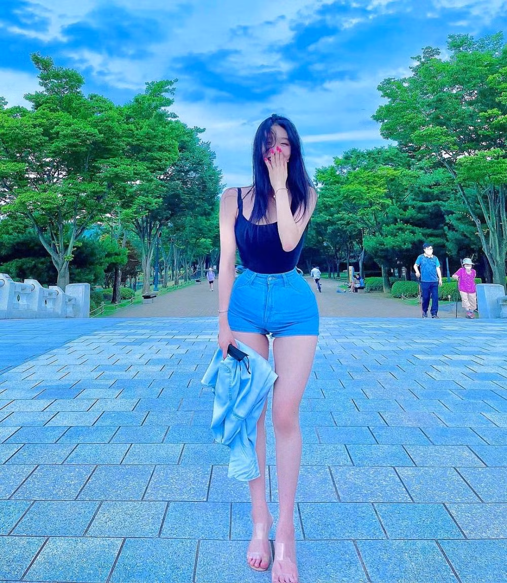 Xuất hiện trong bức ảnh đang gây bão mạng, Kim Hyun Young diện trang phục đơn giản gồm áo thun ôm sát kết hợp với gym short và giày lười. Ngoài ra, người đẹp cũng sử dụng áo phao.