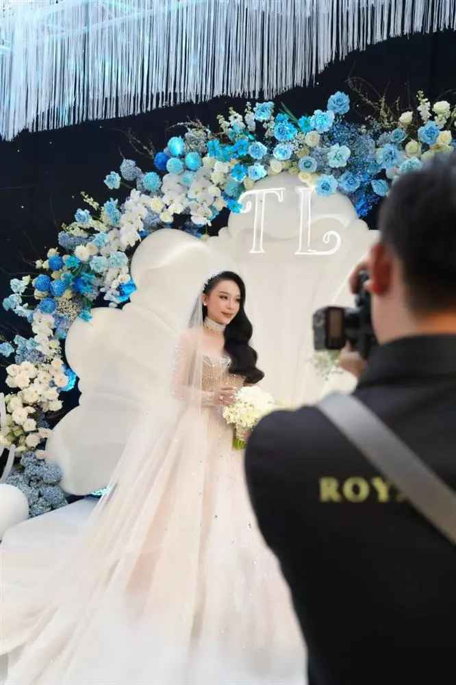 Hôn lễ với sự góp mặt khoảng 3.000 khách mời. Người tham dự tiệc sẽ tham gia vào quá trình bốc thăm, với những món quà trị giá từ 10 - 40 triệu đồng.