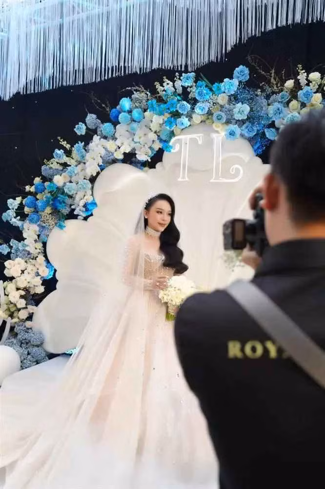 Hôn lễ với sự góp mặt khoảng 3.000 khách mời. Người tham dự tiệc sẽ tham gia vào quá trình bốc thăm, với những món quà trị giá từ 10 - 40 triệu đồng.