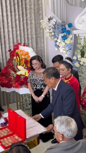 Còn chú rể tên Văn Lộc, sinh ra trong gia đình có truyền thống kinh doanh có tiếng ở Bình Dương. Cả 2 được nhận xét tương xứng từ gia thế đến ngoại hình.