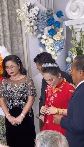 Trong diễn biến mới nhất, thông tin hiếm về đôi trẻ đã được lùng ra. Đó là cô dâu Thùy Trang - người sở hữu nhan sắc vô cùng xinh đẹp, tài giỏi. Hiện cô đang điều hành công ty của gia đình.