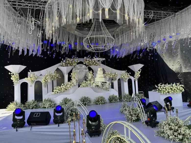 “Ngoài tài sản, ba mẹ cũng tặng con tấm lòng của mình. Nếu các con gặp bất cứ khó khăn gì, phía sau luôn có ba mẹ làm điểm tựa. Ba mẹ chỉ mong con luôn hạnh phúc và kiên định với sự lựa chọn của mình", lời tâm sự của bố cô dâu ngày con gái theo chồng.