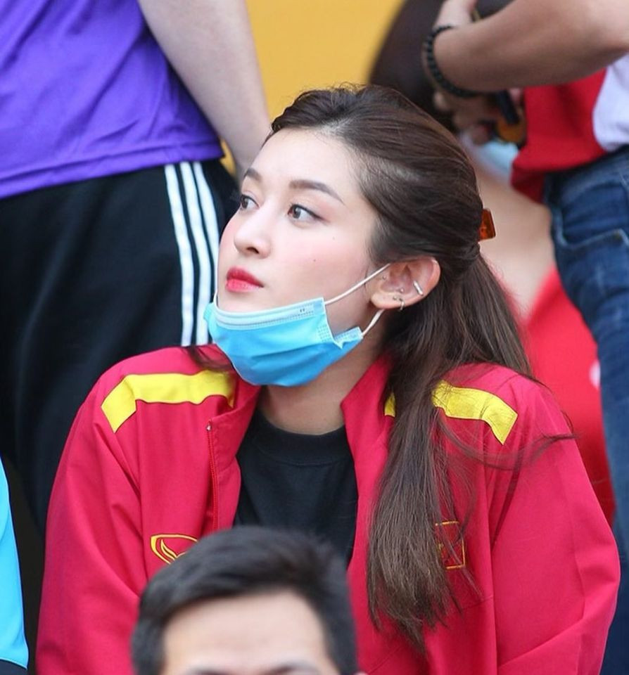 Trận chung kết cúp Quốc gia 2020 đã xác định được tân vương là CLB Hà Nội FC sau chiến thắng 2-1 trước đối thủ cùng thành phố là Viettel. Ngoài sức hút của các cầu thủ, trên khán đài, khán giả chú ý tới sự xuất hiện của Á hậu Huyền My. Ảnh: FBNV