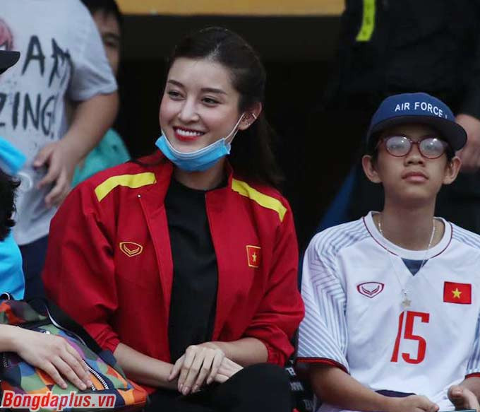 Nụ cười tươi tắn của người đẹp khiến một góc khán đài bừng sáng. Ảnh: Bongdaplus.