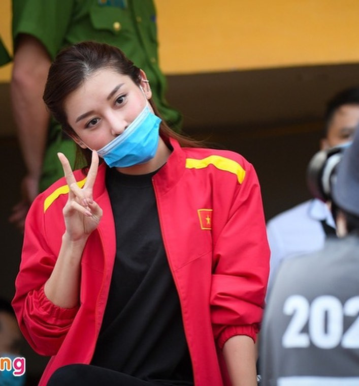 Theo đồn đoán của nhiều người, Huyền My đến sân để cổ vũ cho người bạn thân - Đức Huy, cầu thủ bên phía Hà Nội FC. Ảnh: FBNV