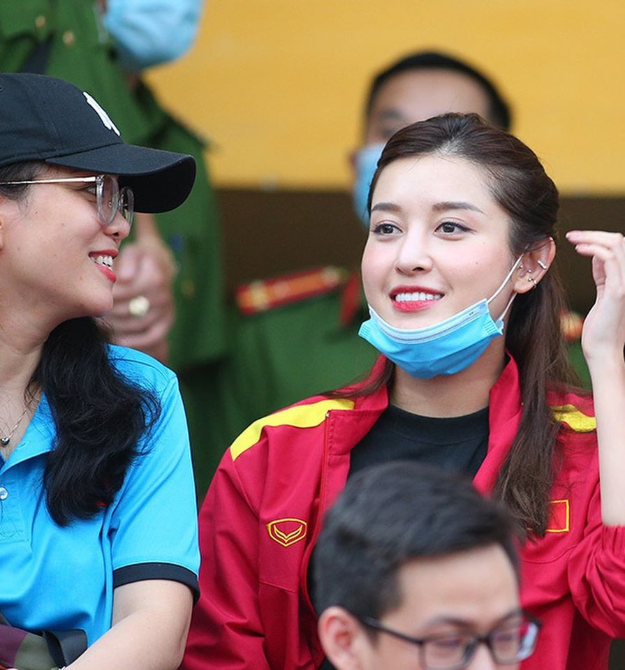 Mặc dù là một ngôi sao nhưng Huyền My khá cởi mở, cô nàng trò chuyện với nhiều người trên khán đài.