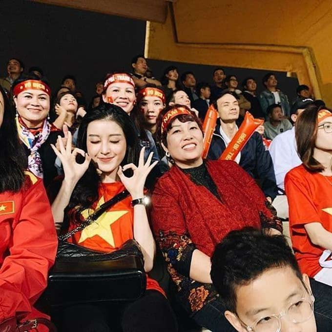 Huyền My cùng với mẹ của Đức Huy (phải) từng đến sân Hàng Đẫy để cổ vũ cho cầu thủ này.