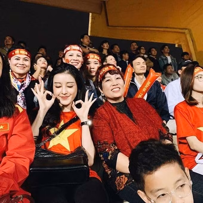 Huyền My cùng với mẹ của Đức Huy (phải) từng đến sân Hàng Đẫy để cổ vũ cho cầu thủ này.