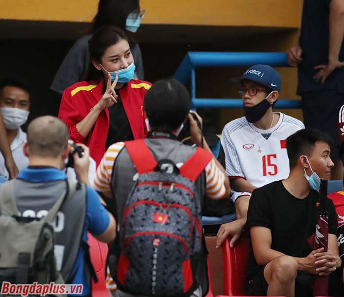 Sự xuất hiện của Huyền My trên sân ngay lập tức thu hút sự quan tâm của giới truyền thông. Ảnh: Bongdaplus.