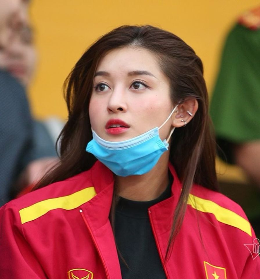 Trong lần đến sân cổ vũ này, Nguyễn Trần Huyền My mặc chiếc áo đồng phục mùa đông của ĐT Việt Nam. Cô cười rạng rỡ khi xuất hiện trên khán đài. Ảnh: FBNV
