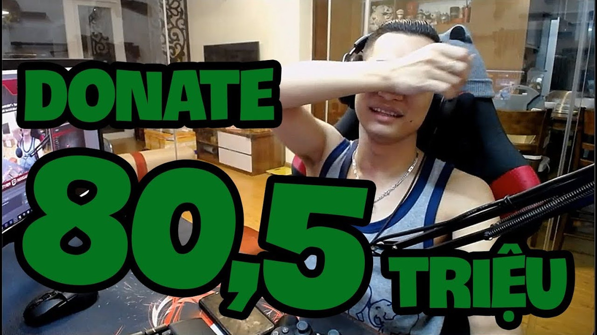 Lần đầu tiên là vào đầu năm 2018 khi cái tên Độ Mixi cũng lên như diều gặp gió và ngày càng nhận được nhiều tình cảm của khán giả. Buổi livestream hôm ấy, anh chàng liên tiếp nhận được donate từ fan nhiệt tình, điển hình là bạn fan có tên là Bunngan.com.