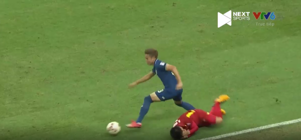 Chứng kiến tình huống Theerathon củi trỏ Quang Hải, BLV nhận định: "Lẽ ra phải có thẻ đỏ dành cho cầu thủ Thái Lan. Tiếc là AFF Cup 2020 không sử dụng VAR."