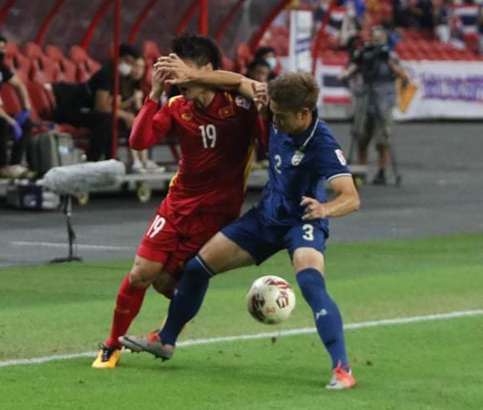 Tình huống Theerathon củi trỏ cầu thủ đội tuyển Việt Nam rất rõ ràng nhưng không có bất kỳ thẻ phạt nào được đưa ra đến từ vị trọng tài Saoud Ali Al-Adba