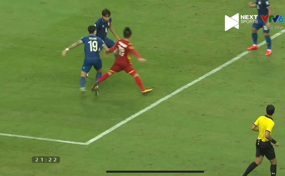 Trong một tình huống ép sân của đội tuyển Việt Nam ở những phút cuối trận, Tristan Do đã phạm lỗi đẩy người với Quang Hải trong vòng cấm.