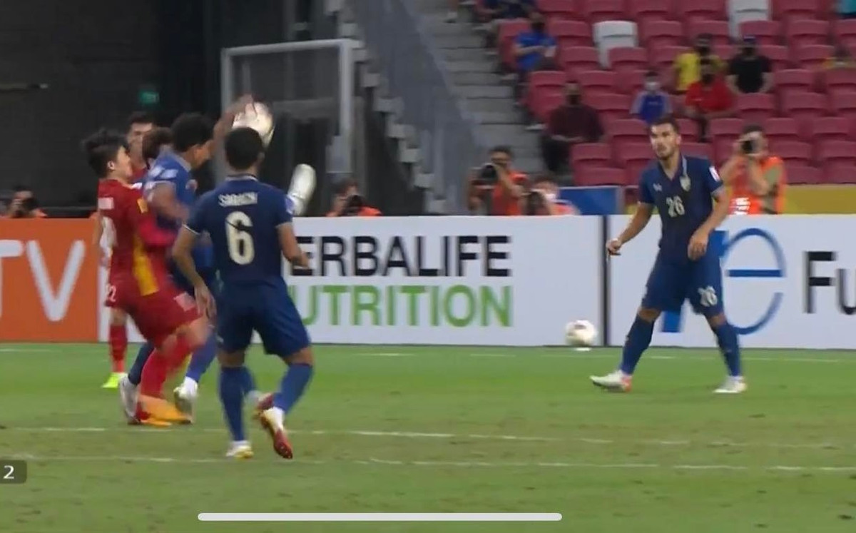 Kế đến, Quang Hải cùng các đồng đội cho rằng bóng chạm tay cầu thủ Thái Lan trong vòng 16m50 ở phút 90+3, nhưng trọng tài lại không thổi phạt.