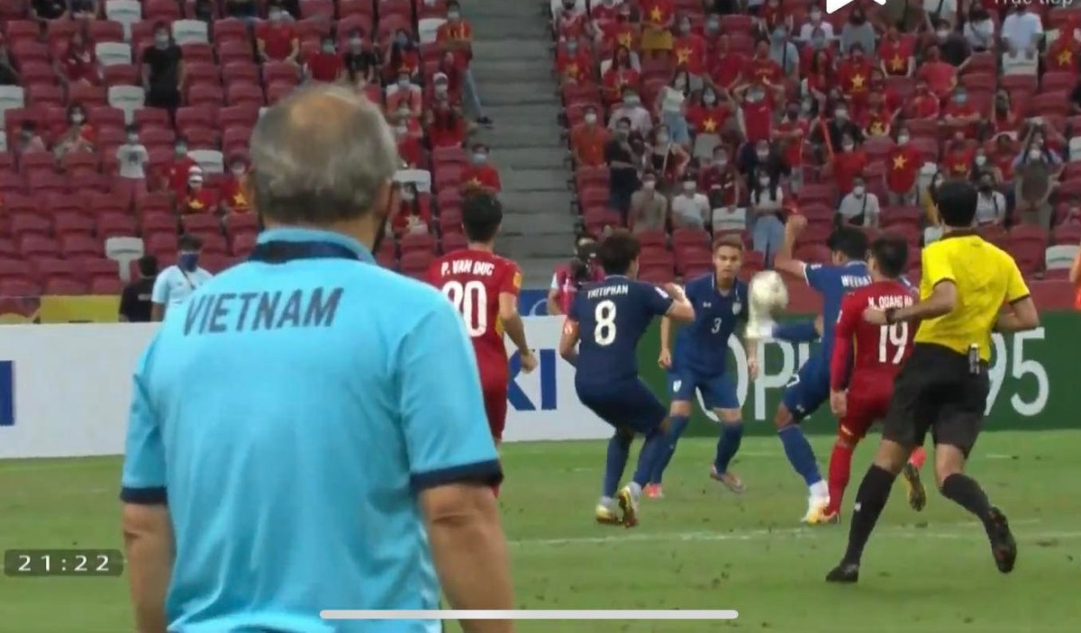 Khi thấy ông Saoud Ali Al-Adba xua tay, Quang Hải chỉ biết quỳ gối xuống tỏ vẻ bất lực.