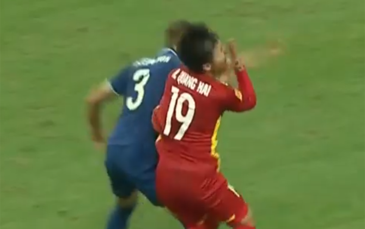 Khi Quang Hải đang dốc bóng lao về phía trước, Theerathon chơi tiểu xảo khi dùng cùi chỏ tác động vào mặt số 19.