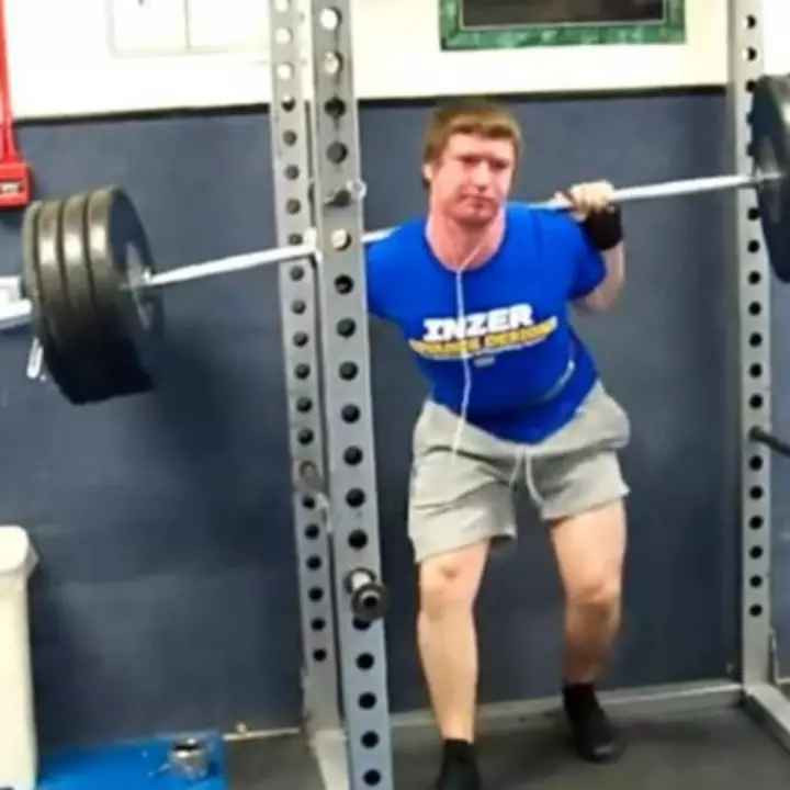 Gánh tạ ở phòng gym nhưng khi không lượng sức mình...