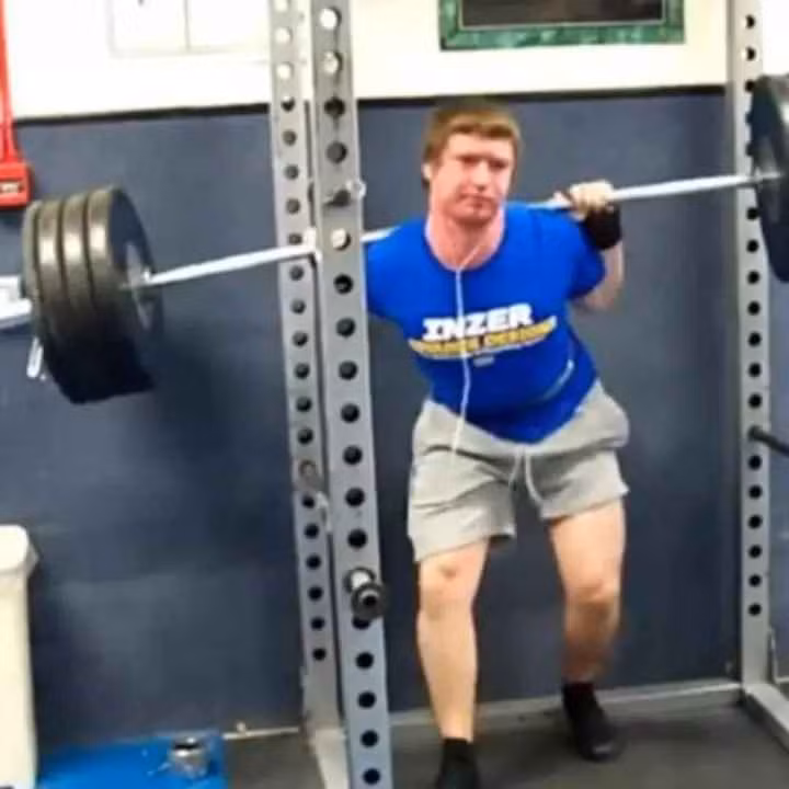 Gánh tạ ở phòng gym nhưng khi không lượng sức mình...