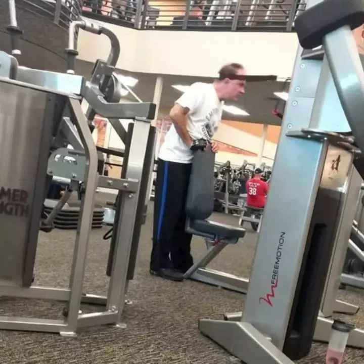 Người trẻ đến phòng gym tập cơ bắp, người từng trải đến để tập luyện sức bền của chiếc cổ.