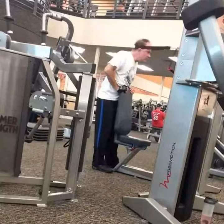 Người trẻ đến phòng gym tập cơ bắp, người từng trải đến để tập luyện sức bền của chiếc cổ.