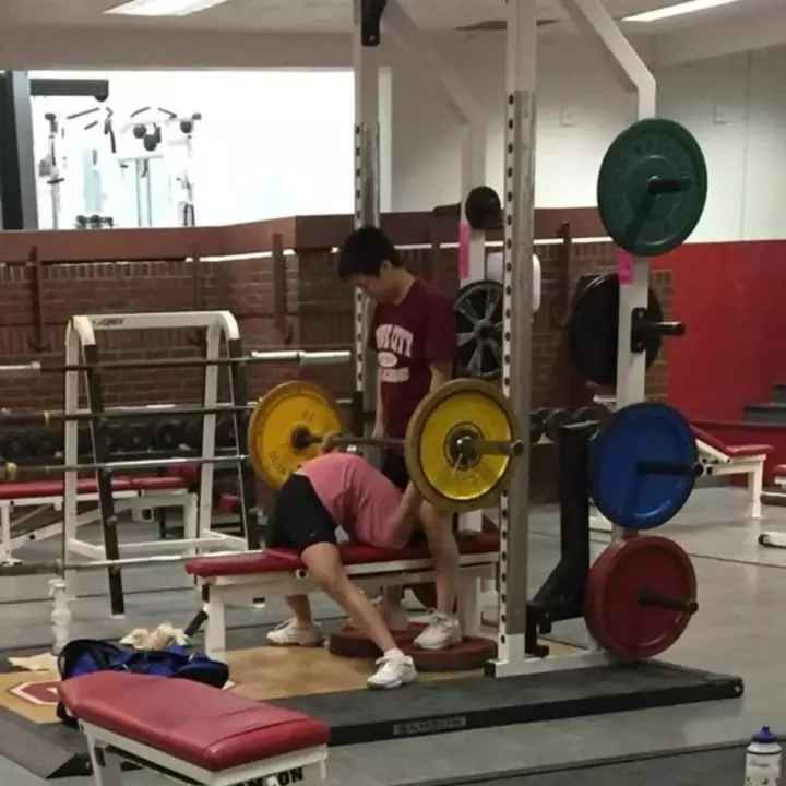 Bảo sao dân mạng suốt ngày than vãn "cột sống" không bao giờ ổn mỗi lần đi tập gym về.