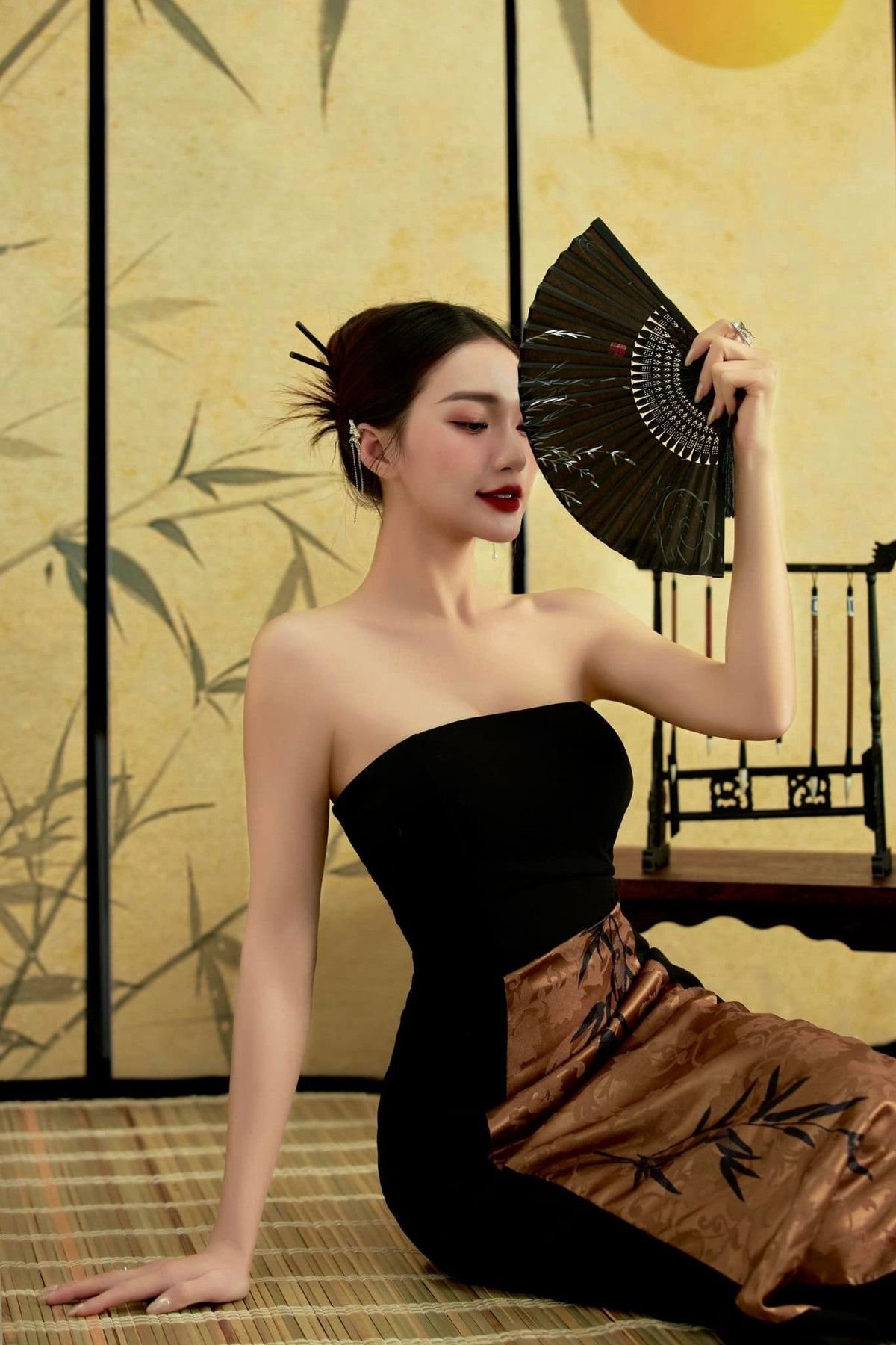 Sau nhiều năm nổi tiếng, Nguyễn Ngọc Nữ vẫn hút hồn người đối diện. Cô gái xứ Nghệ giờ đây đã là quý cô tuổi 30, đẹp mặn mà.