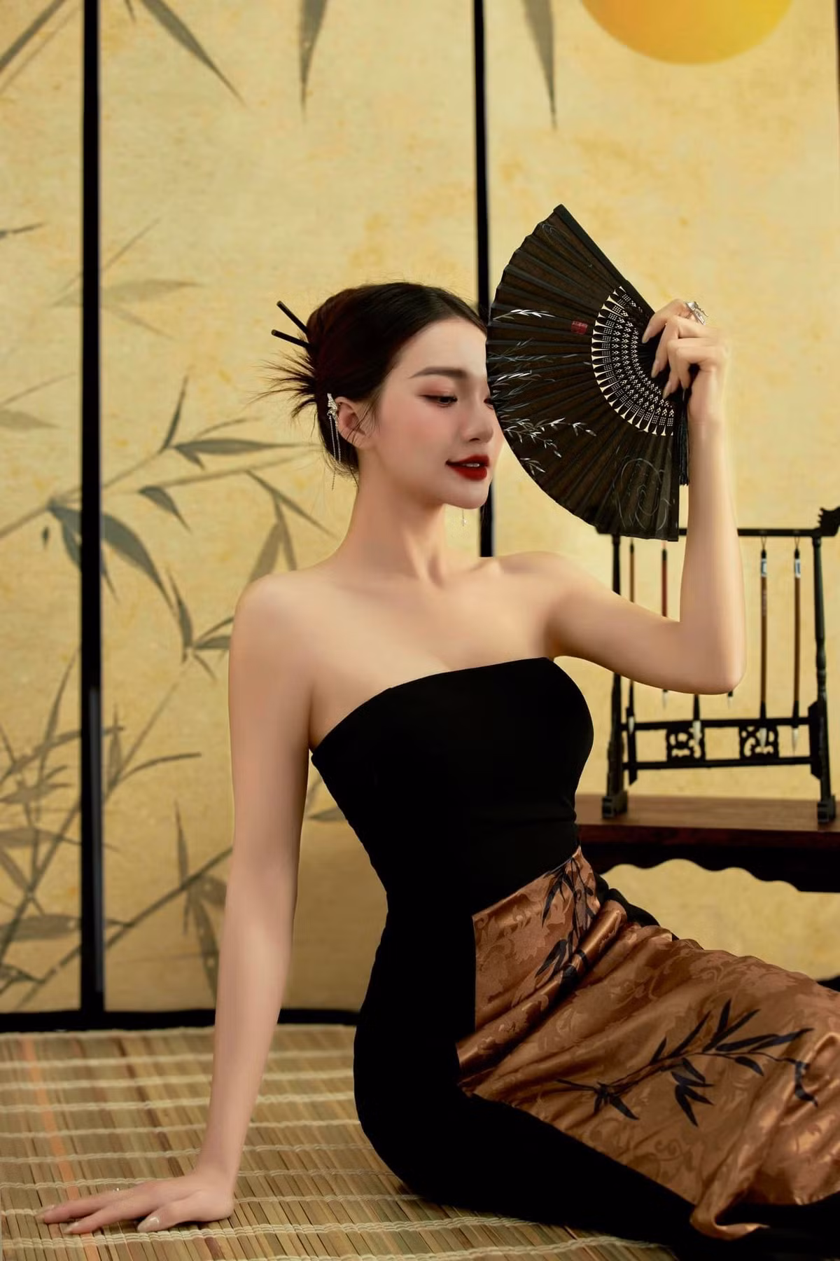 Sau nhiều năm nổi tiếng, Nguyễn Ngọc Nữ vẫn hút hồn người đối diện. Cô gái xứ Nghệ giờ đây đã là quý cô tuổi 30, đẹp mặn mà.