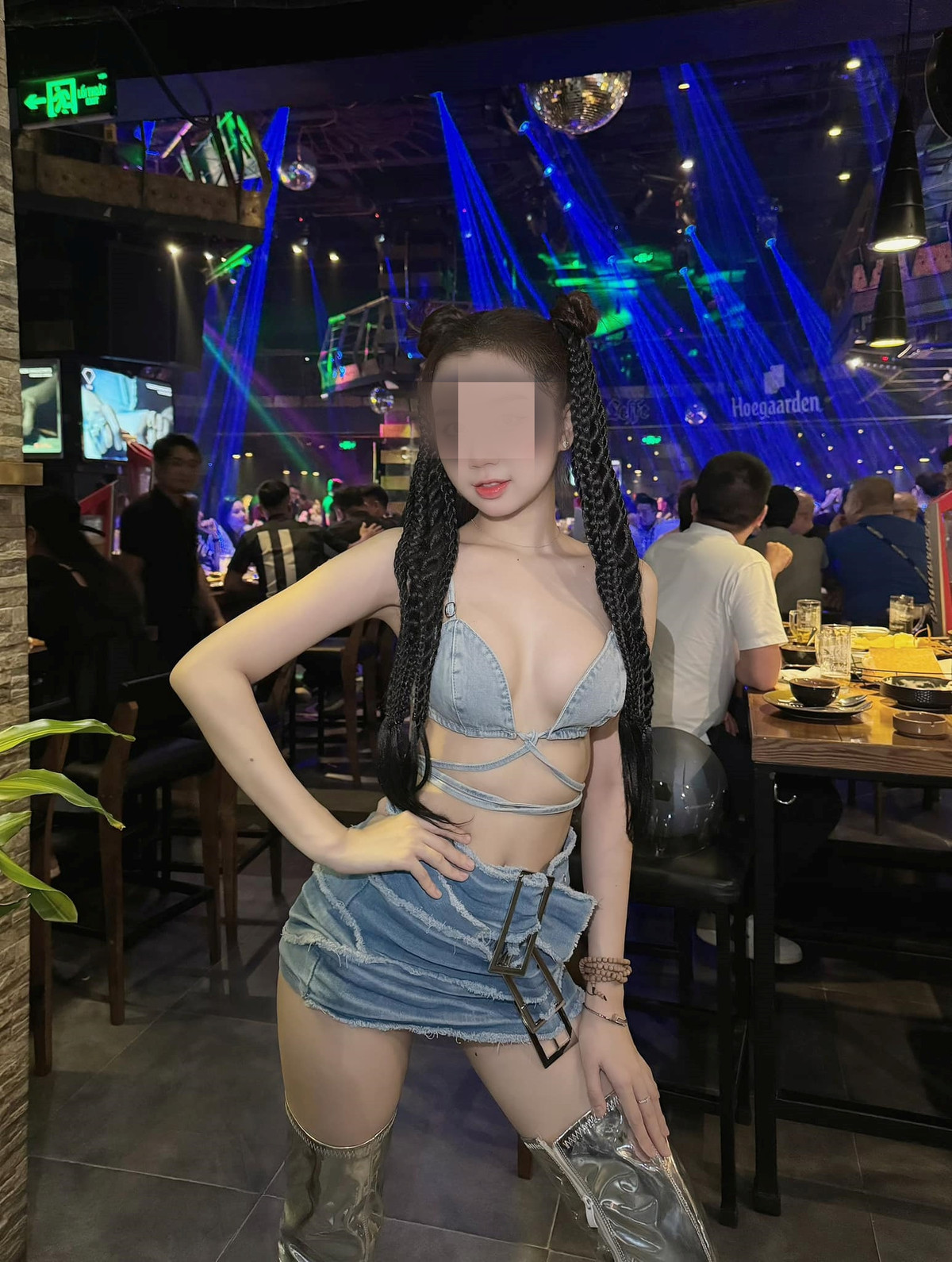 Nhiều người cho rằng, để được công nhận là dancer, cần phải có kỹ năng vũ đạo chuyên nghiệp và không nên lợi dụng hình ảnh gợi cảm để thu hút sự chú ý.